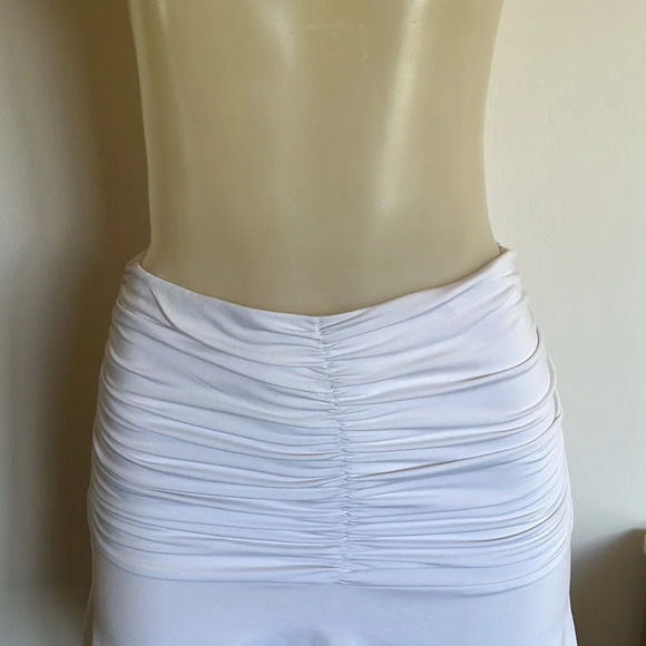 White mini skirt size Small great condition like new - Picture 2 of 4
